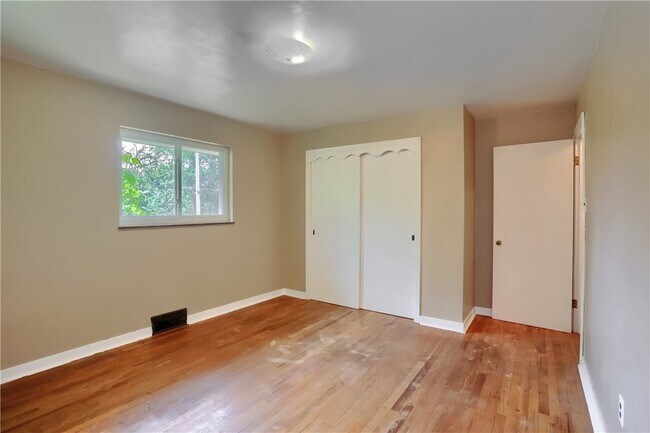Building Photo - 194 Woodridge Dr