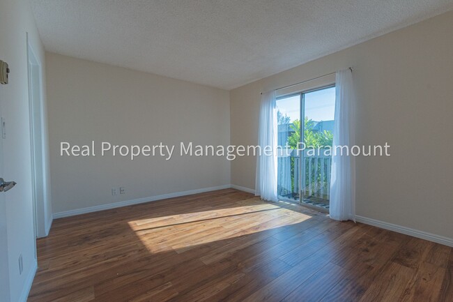 Building Photo - Spacious townhouse in LA