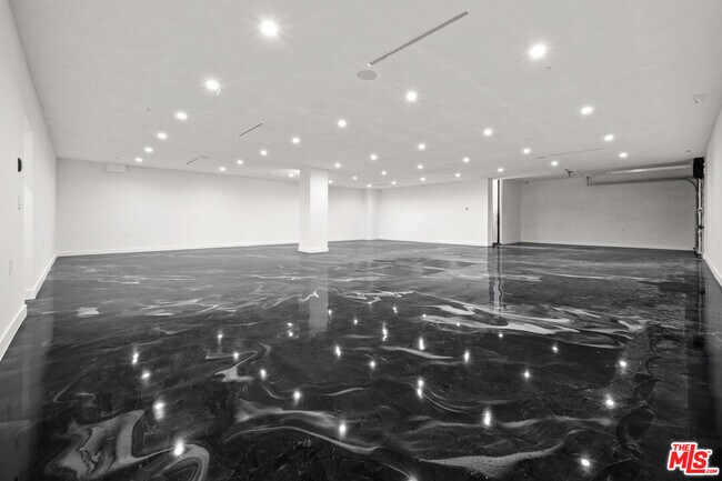 Building Photo - 616 N Alpine Dr