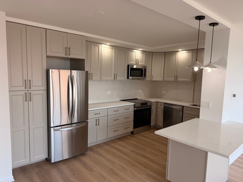 Building Photo - 2970 N Lake Shore Dr