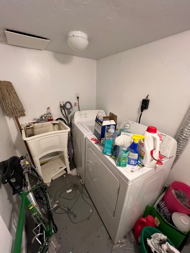 Building Photo - 1527 Saturn Way