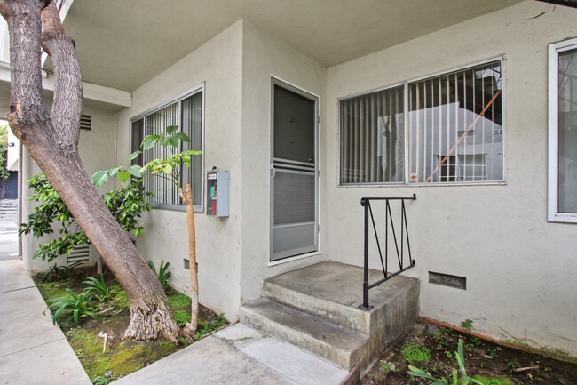 Building Photo - 10910 Santa Monica Blvd - Prime Westwood l...