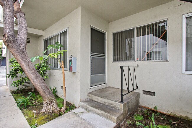 Building Photo - 10910 Santa Monica Blvd - Prime Westwood location!