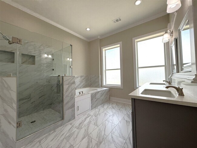 Building Photo - 2123 Bidwell Dr