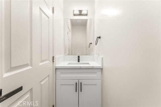 Building Photo - 904 S Hert St