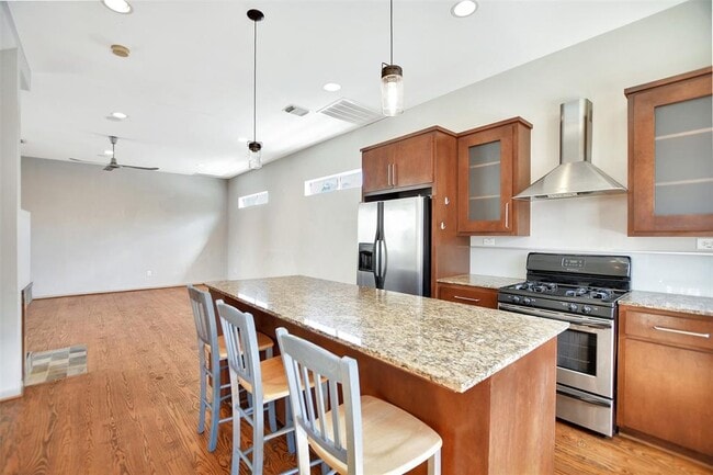 Building Photo - 5202 Lillian St