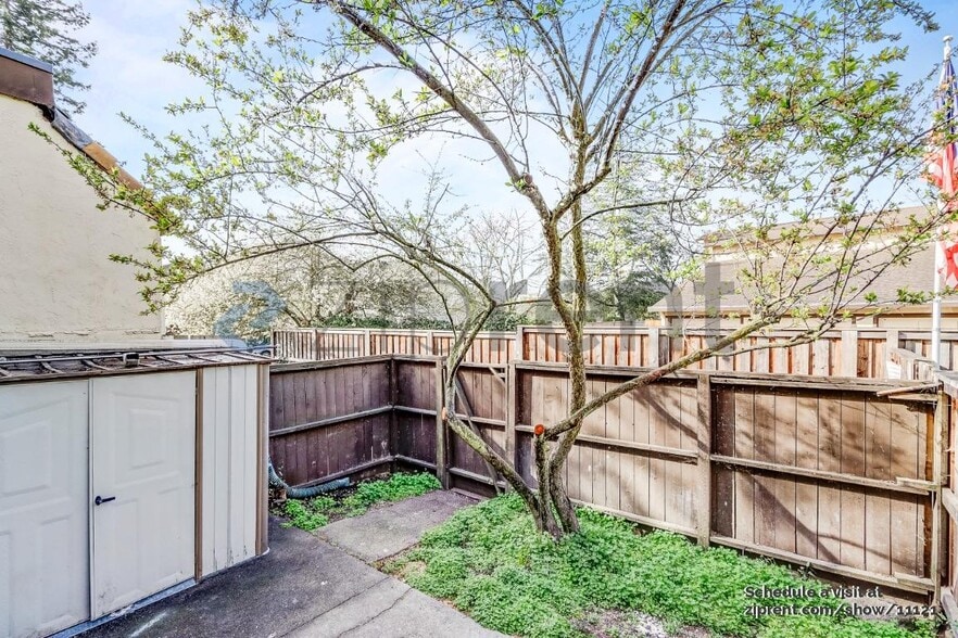 Building Photo - 1805 Primavera Dr