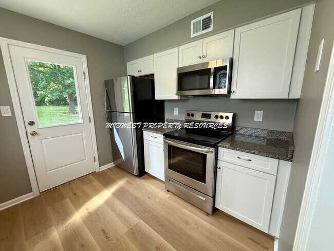 Building Photo - Large Updated 3 Bedroom/2 Bath Duplex in Lee's Summit