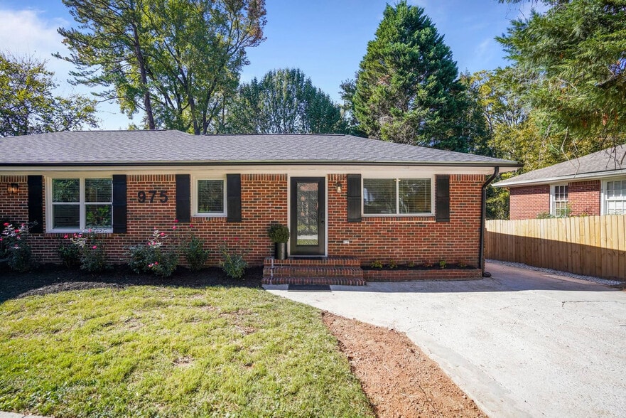 Building Photo - 975 Shadowridge Dr SE