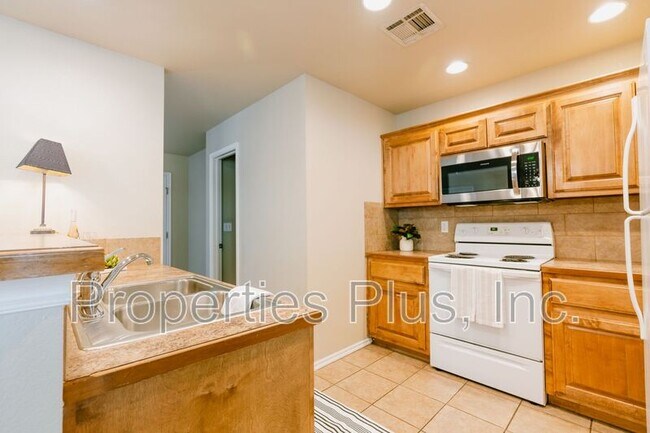 Building Photo - 977 Hamilton Falls