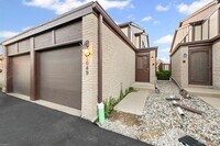 Building Photo - 1049 Country Club Dr