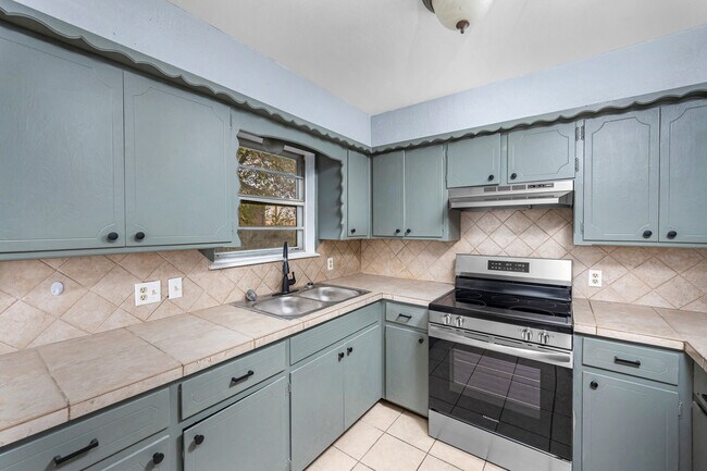 Building Photo - 4659 NW Ozmun Ave
