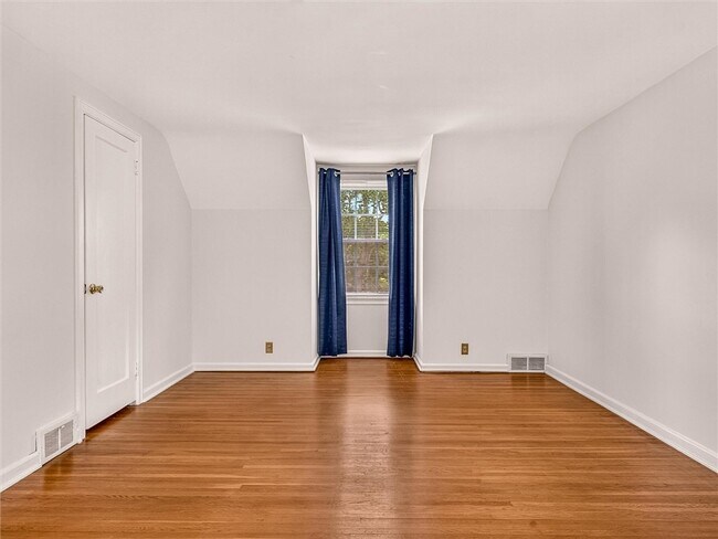 Building Photo - 82 Clovercrest Dr