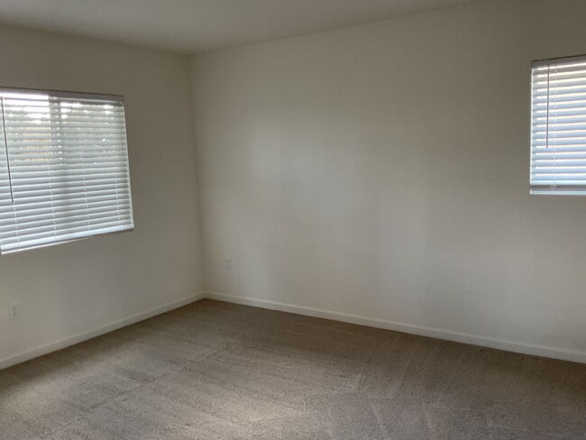 Building Photo - "Charming 3-Bed, 3-Bath Home right on the golf course - 1370 Sq Ft of Cozy Living!"