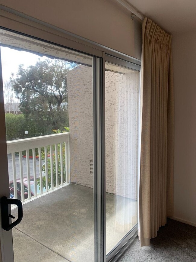 Building Photo - Lovely 2-Bedroom Apartment in Sharon Heights