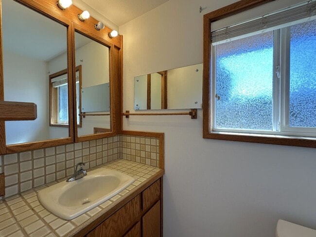 Building Photo - 2 bedroom - Retro Charmer in the Heart of ...