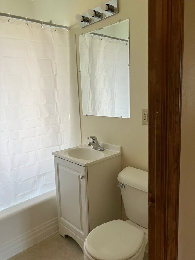 Building Photo - 2 Bedroom Single Family Home