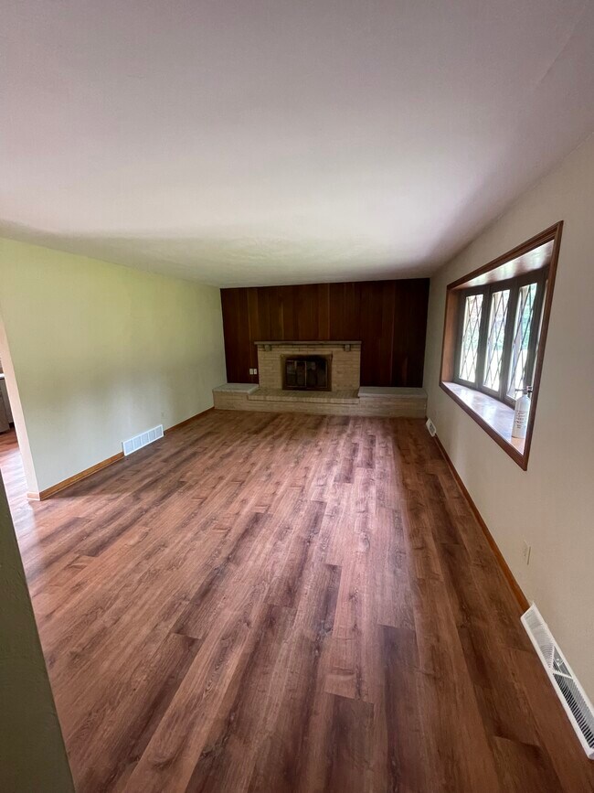 Building Photo - 19 Plainview Dr