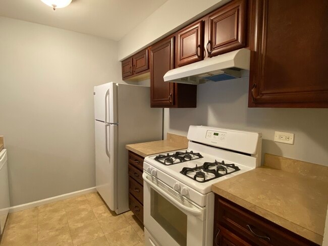 Building Photo - 623 Robin Ct