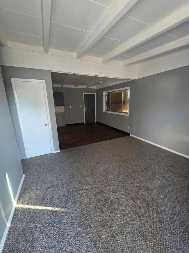 Building Photo - 500 St Barbara Ln