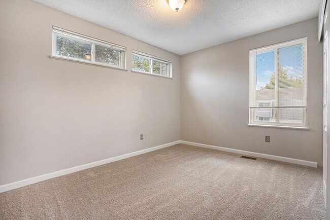 Building Photo - Spacious End Unit in Thornton