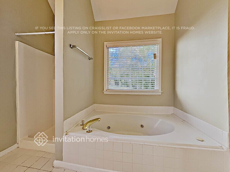 Building Photo - 559 Parliament St