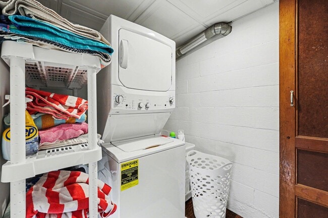 Building Photo - 5884 Rays Dr