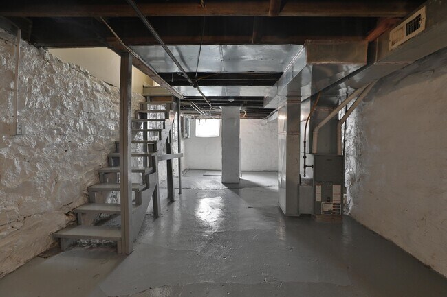 Building Photo - 127 E Hudson St