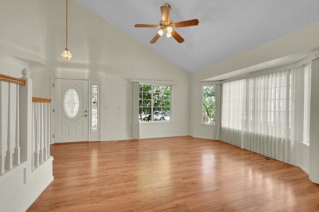 Building Photo - $2,795.00, 3-bed, 3.5-bath with bonus room...