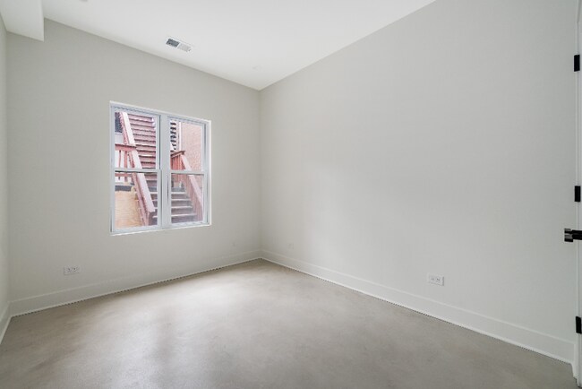 Building Photo - 1472 W Ohio St