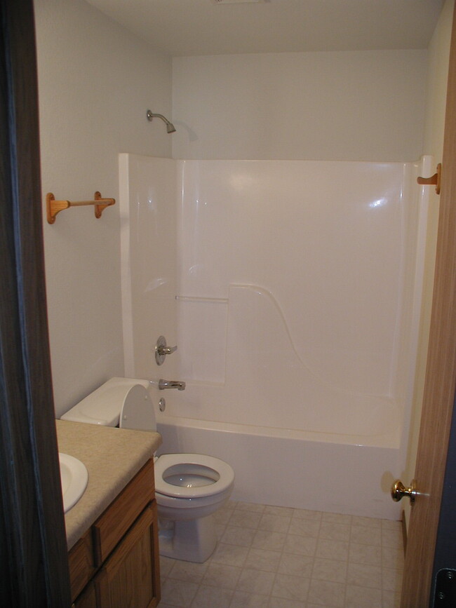 Hall Bath - 1013 Diamond Head Rd