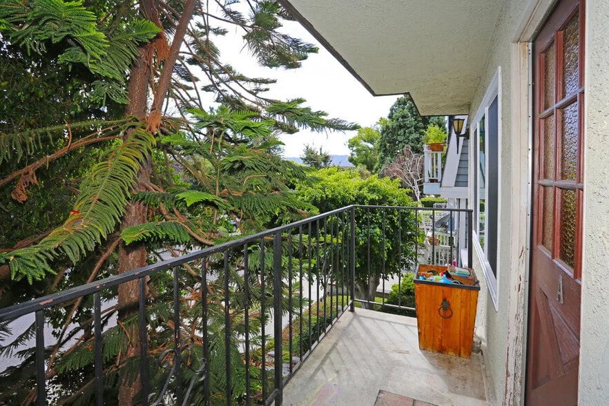 Building Photo - 519 E Providencia Ave