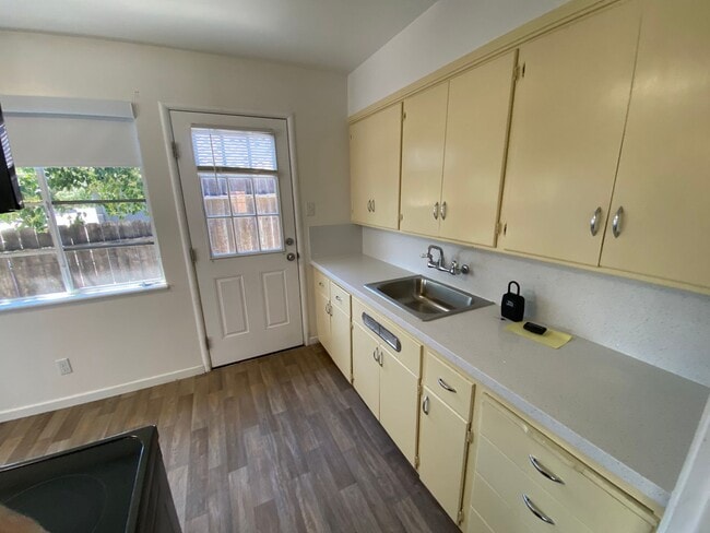 Building Photo - Charming 3 Bedroom Home in Quiet Tree-Line...