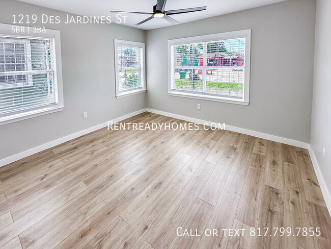 Building Photo - 1219 Des Jardines St