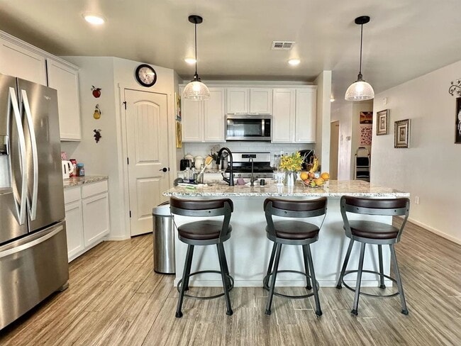 Building Photo - Beautiful 4 Bedroom/3 Bathroom Home
