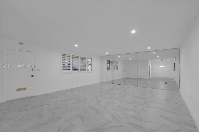 Building Photo - 11960 NE 19th Dr