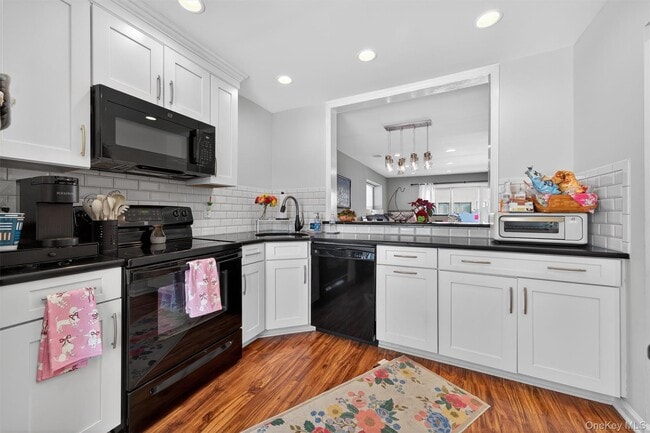 Building Photo - 12 Brook Dr