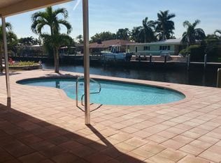 Building Photo - 381 SE 16th Ave