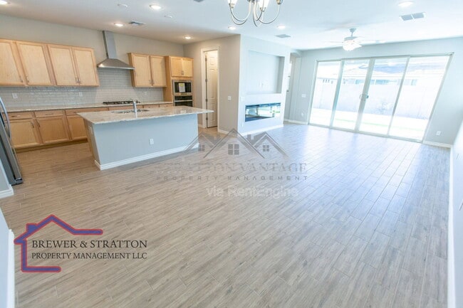 Building Photo - 15243 W Latham St