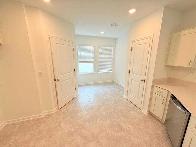 Building Photo - 5757 Gingham Dr