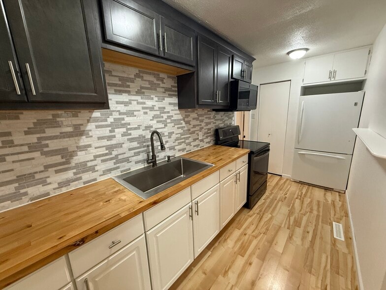 Kitchen - 207 Evans Ave