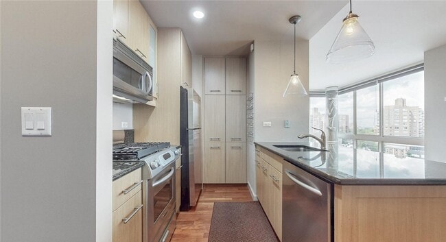 Building Photo - Hillsvilla