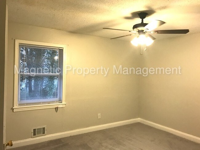 Building Photo - Great Brick Home with a Private Back Deck!