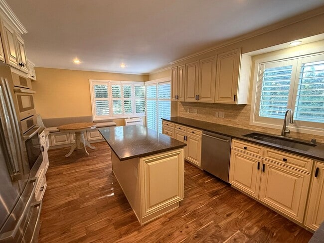 Building Photo - 2Bd/2Ba Bellevue Condo