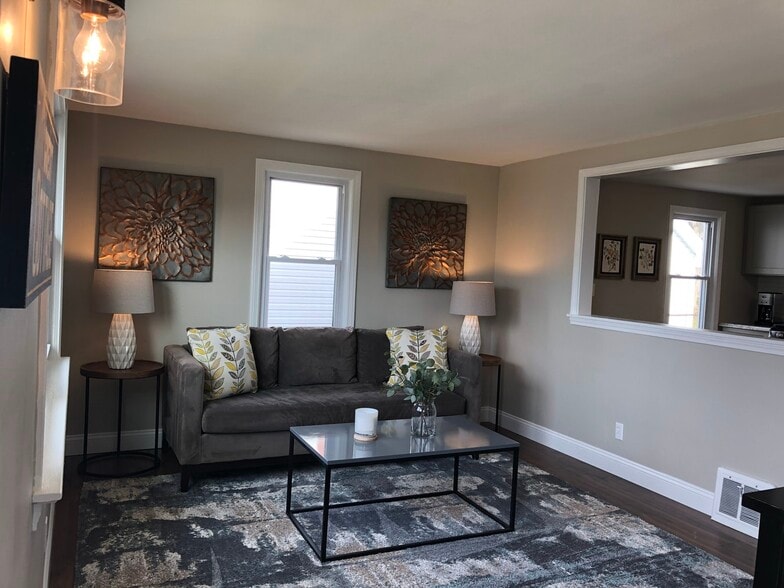 Building Photo - 1561 W 40th St