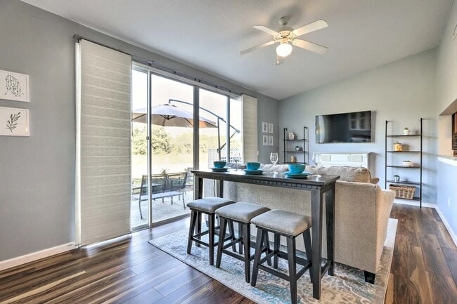 Building Photo - Townhome in Davenport now Available!