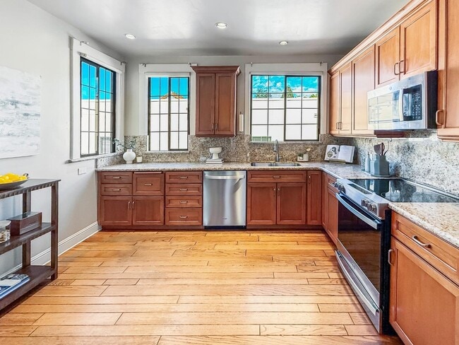 Building Photo - 2104 Carmelita Ave