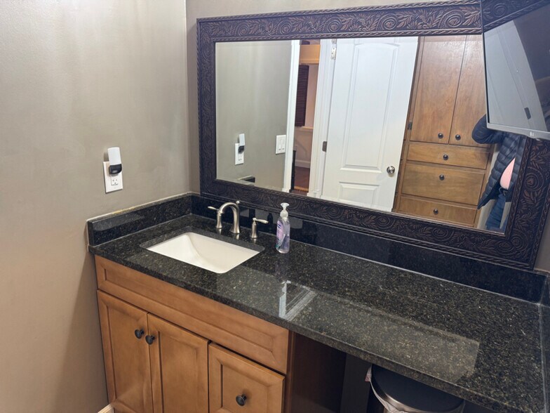 Building Photo - 247 Bruce Rd