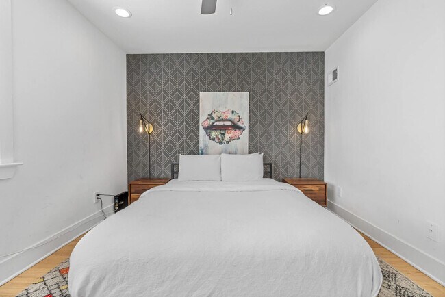 Building Photo - 1136 Crescent Ave NE