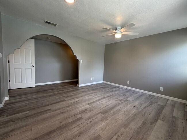 Building Photo - Apartment in Historical Tarpon Springs